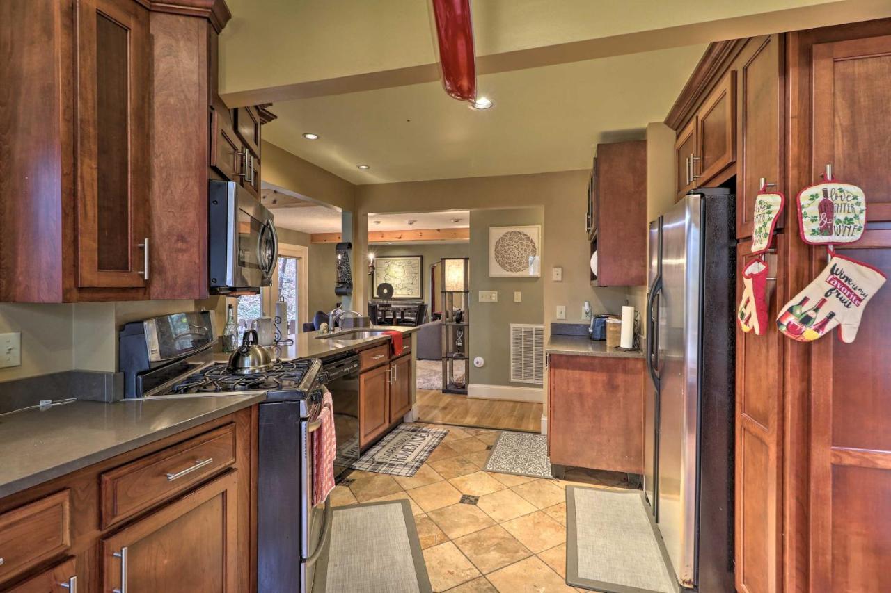 Cozy Conyers Cabin With Fireplace And Pool Table! Exterior photo